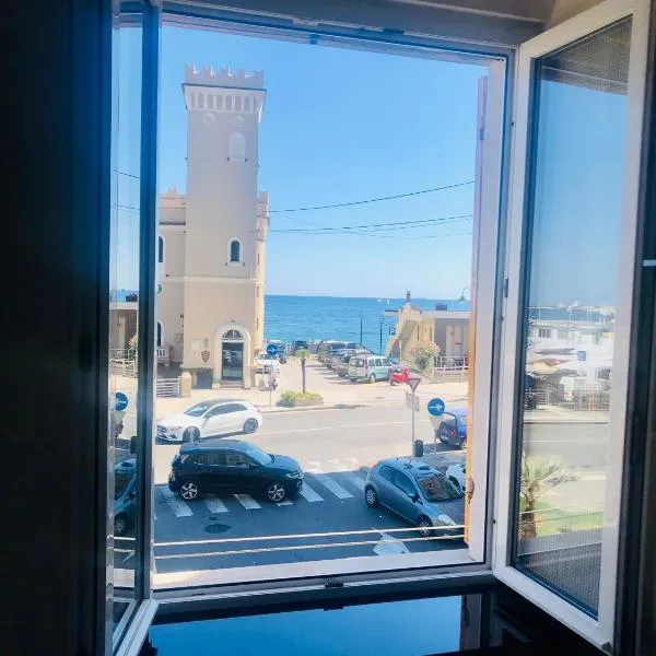 Mydollhouse delizioso appartamento fronte mare, hotel in Genova