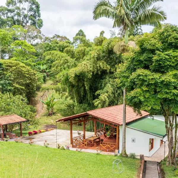 Agradable cabaña cafetera con jacuzzi a 12 min del centro de pereira, hotel in Pereira