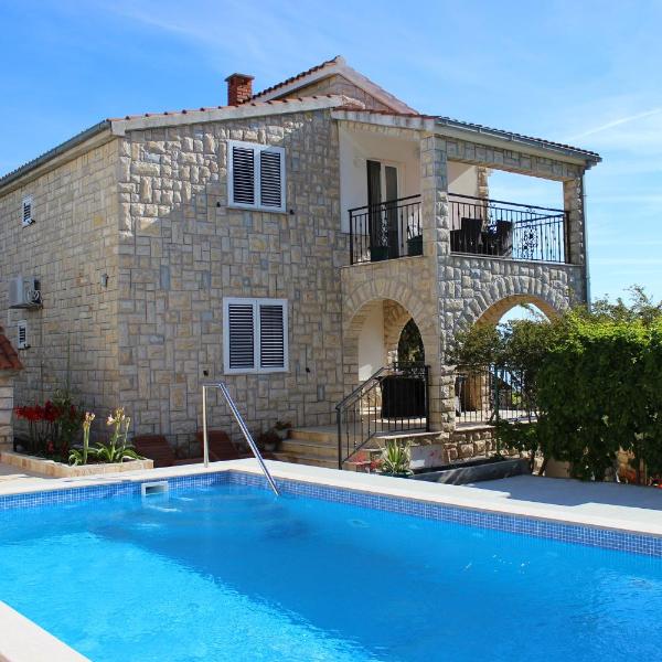 Seaside apartments with a swimming pool Rogac, Solta - 5183