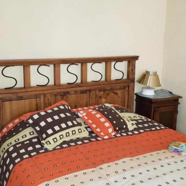 Depto comodo centrico cerca a colegios;hospitales, hotel in Cochabamba