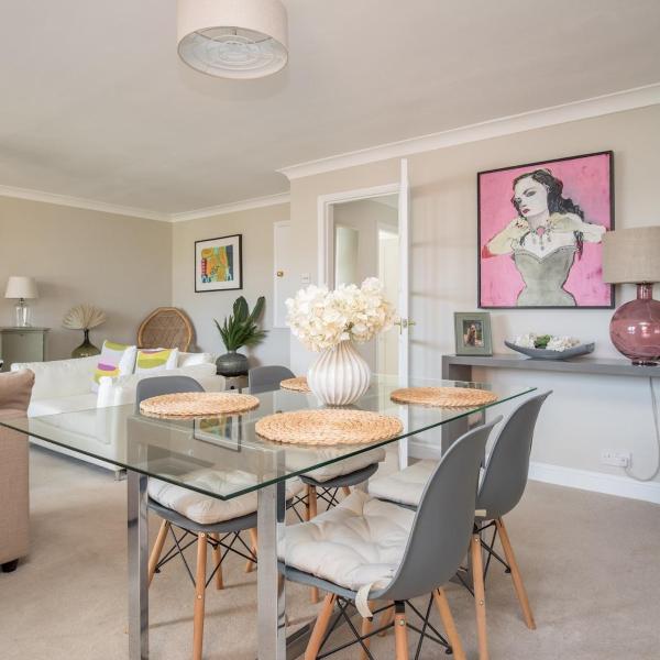 Pass the Keys Stylish 2 Bedroom Flat Apartment with Free Parking in Windsor, Windsor