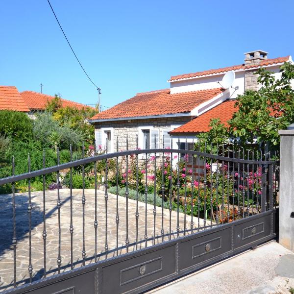 Apartments by the sea Splitska, Brac - 11300