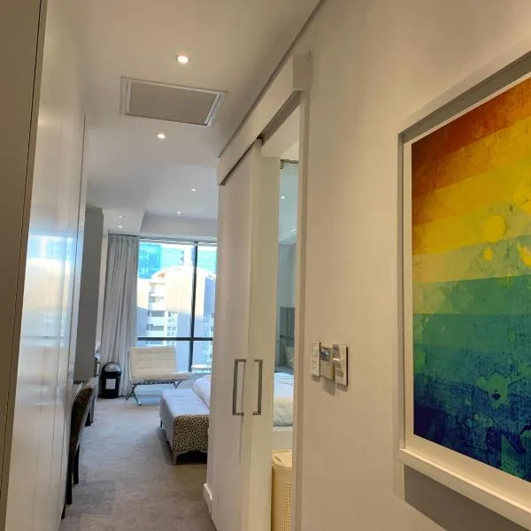 Sandton Skye Stylish Apartment free WIFI & Gym, hotel in Johannesburg