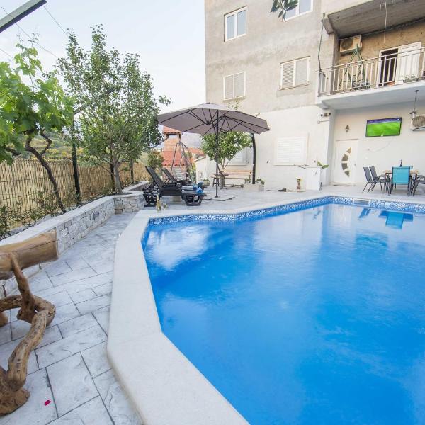 Family friendly apartments with a swimming pool Split - 14203