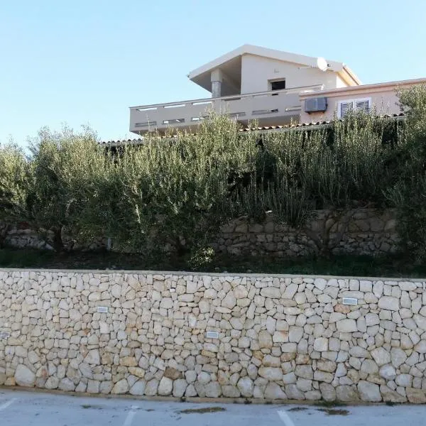 Apartments with parking space Kolan, Pag - 16482, ξενοδοχείο σε Kolan