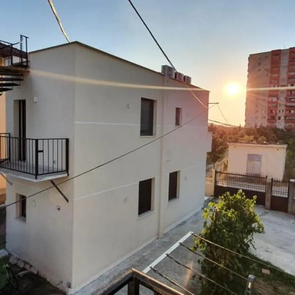 ALIKO's peaceful house, close to bus terminal, hotell Tiranas