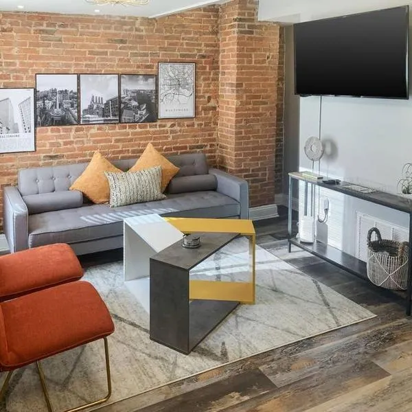 Cozy Modern Apt in the Heart of Fells Point!，位于巴尔的摩的酒店