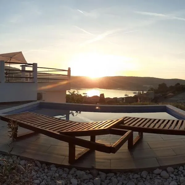 Vis - luxury holiday villa with swimming pool, Hotel in Vis