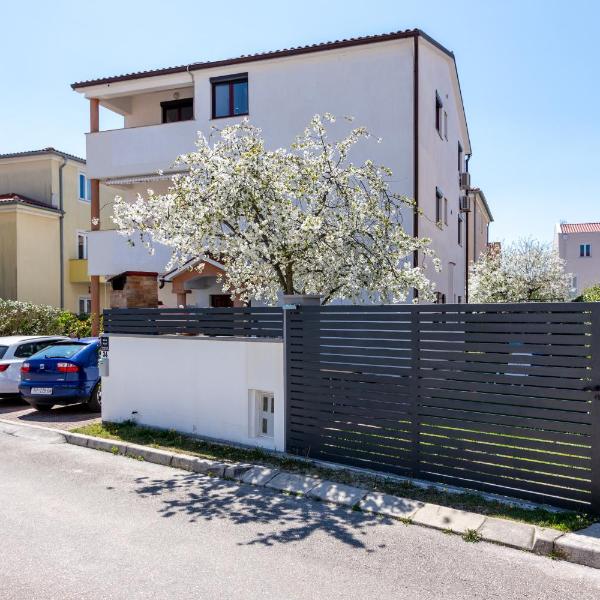 Apartments with a parking space Fazana - 18639