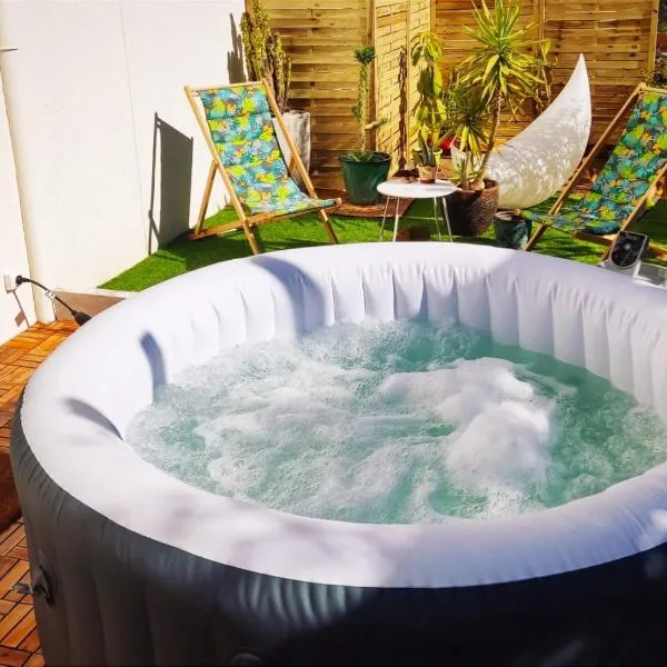 Superbe appartement avec jacuzzi avec jardin privé, hotel in Lyon