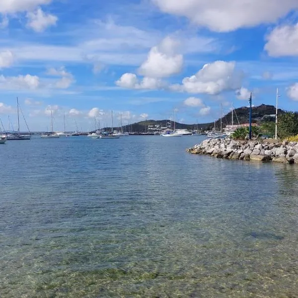 Appartement PIEDS DANS L'EAU VUE MER ACCES PLAGE ET PISCINE โรงแรมในมาริโก