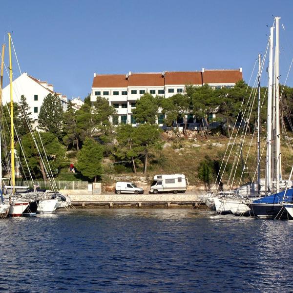 Apartments by the sea Milna, Brac - 18743