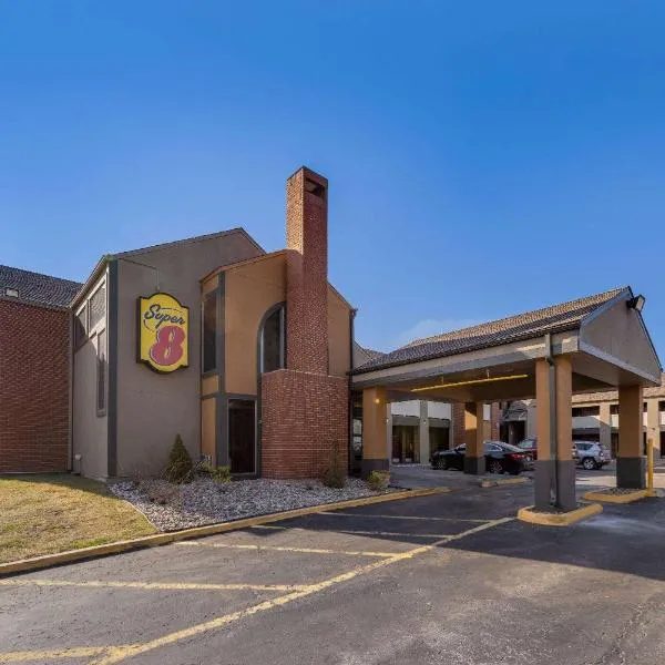Super 8 by Wyndham Kansas City Airport North, hotelli kohteessa Kansas City