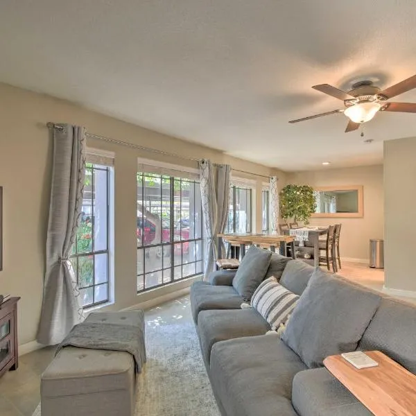 Sleek Phoenix Condo Walk to Biltmore Fashion Park, hotell sihtkohas Phoenix