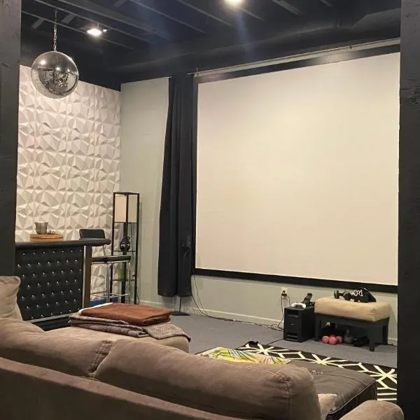 160inch Home Movie Theater- Great for movie night!, hotel in Omaha