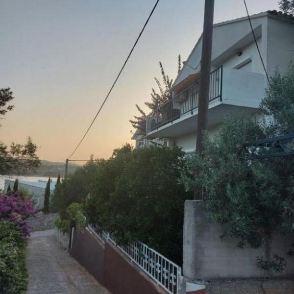 Apartments by the sea Necujam, Solta - 13884