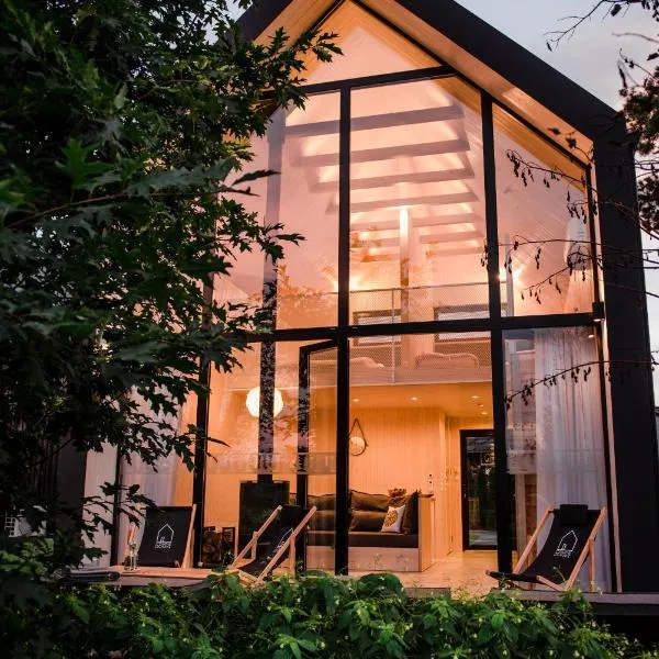 Czarne Domki, hotel i Zwierzyniec