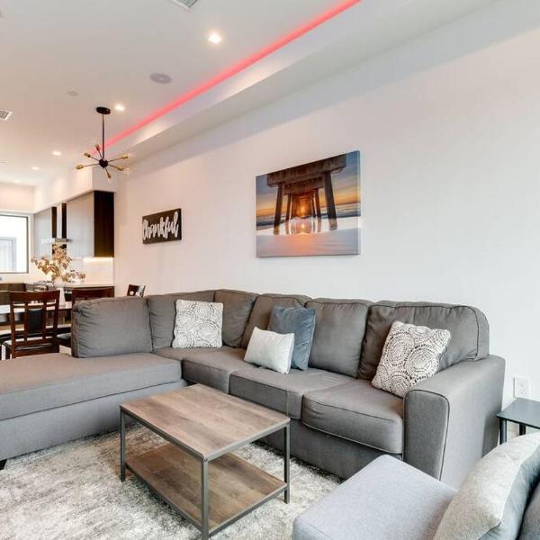 Modern 4 Bedroom Charmer w/ Rooftop Deck #2, Los Angeles