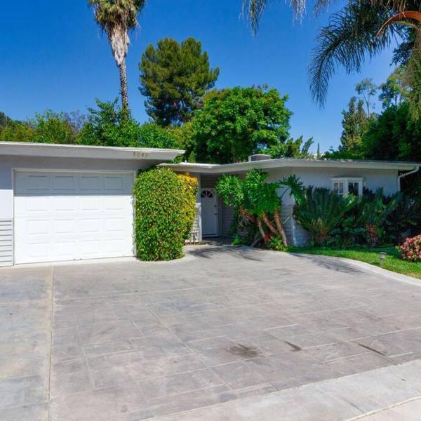 Woodland Hills Charmer, Los Angeles