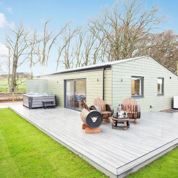 Shiphorns luxury cabin with a hot tub, hotel in Eddleston