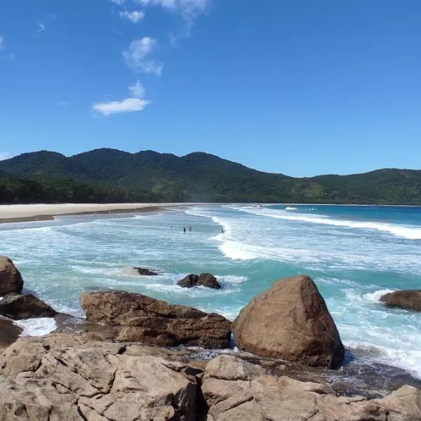Bela Casa Quartos e Hostel Ilha Grande, hotel in Abraão