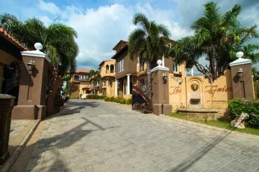 Luxury Penthouse Condo with Pool, hotel in Kingston