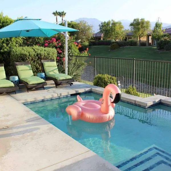 Entire Bungalow w/ Private Pool Near Palm Springs!, hotel v destinaci Indio