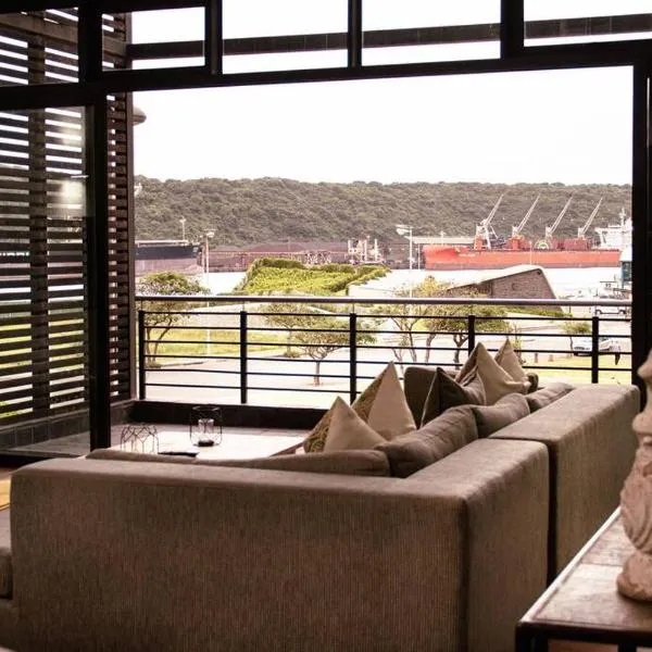 Luxury Condo-loft Point Waterfront - Two bedroom plus Loft, hotell Durbanis