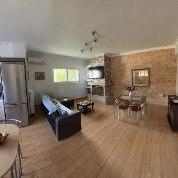 KONTIS' Luxury Detached house near the sea, hotel v destinaci Loutraki