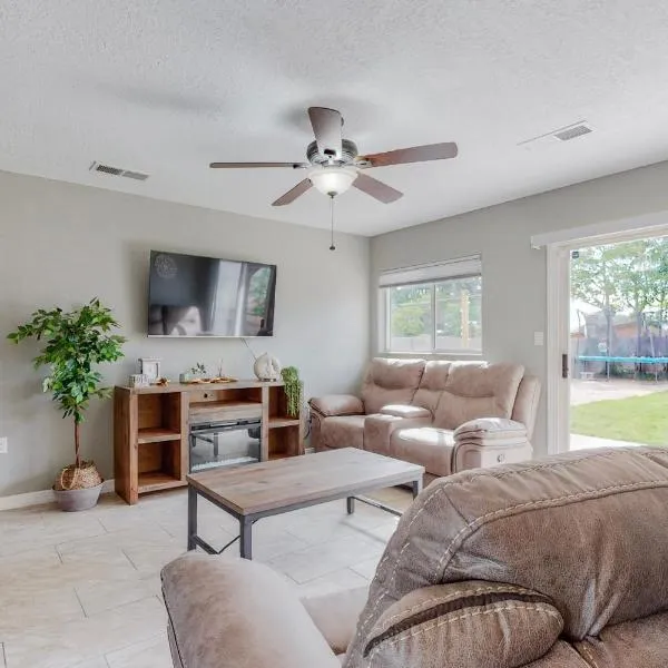 Comfortable 3-bedroom home with spacious backyard, hotell Albuquerques