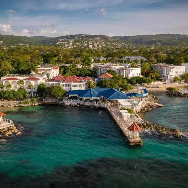 Lush Tropical apartment located in a 4-star resort，位于拉纳韦贝的酒店