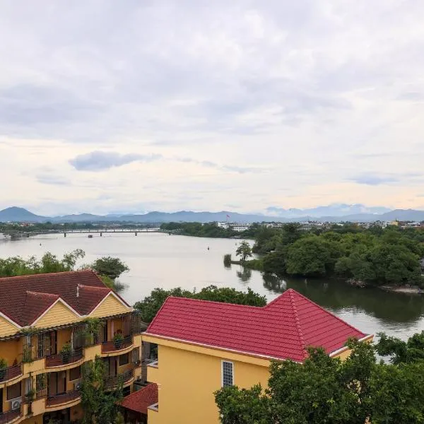 Purple Hue - Charming Riverside, Hotel in Huế