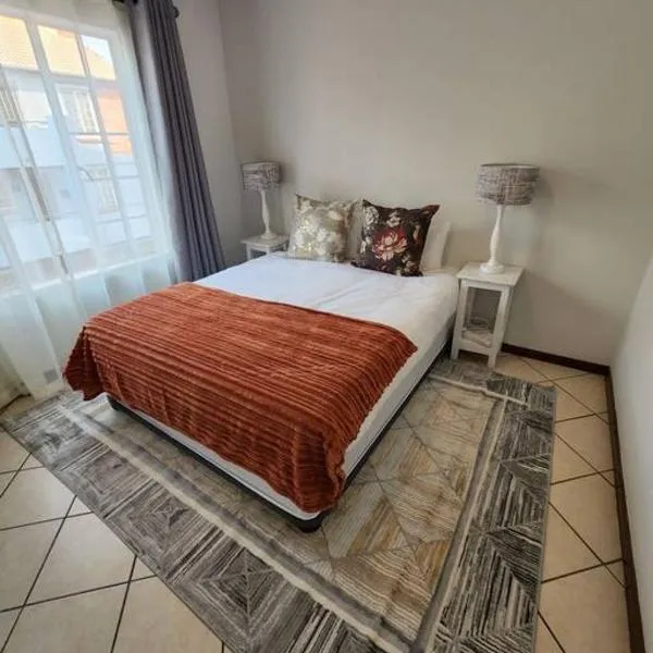 56 - Elegant 2 bed apartment next to Gautrain Centurion, готель у місті Центуріон