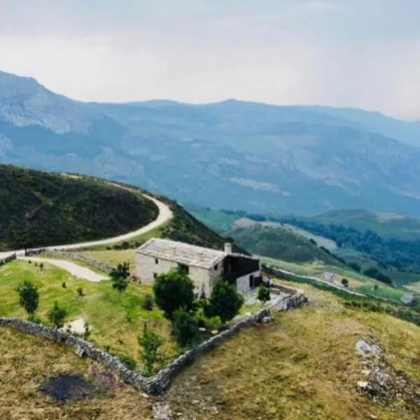 Tiñones cabaña pasiega, hotel in Valcaba