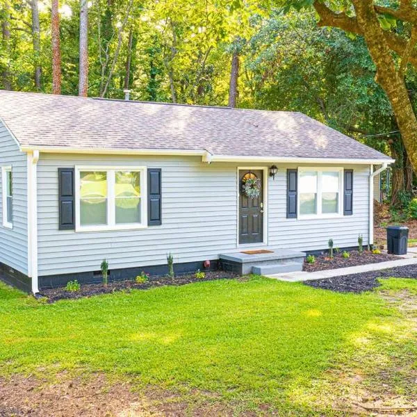 Homey Bungalow Convenient to Marietta and I-75!, hotel v destinaci Marietta