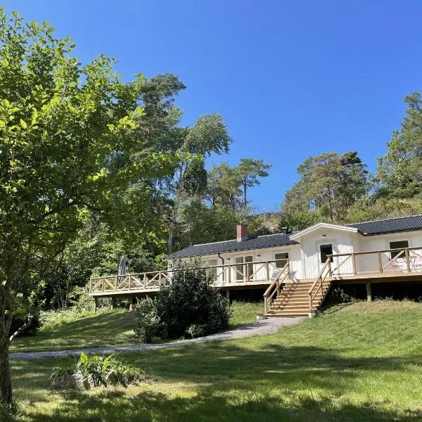 Stockholm archipelago with pool, boat and bikes, hotel v destinaci Djurhamn