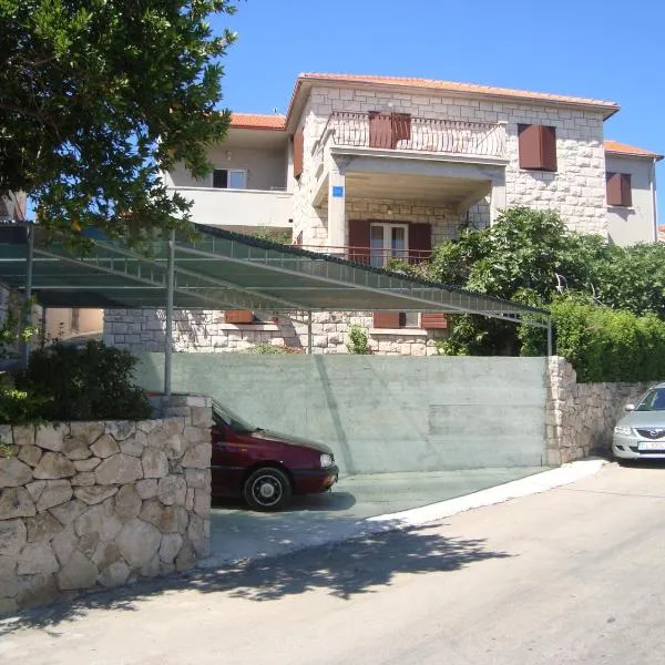 Apartments by the sea Postira, Brac - 14902, hotel in Postira