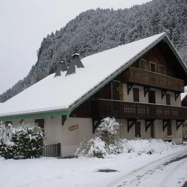 Spacious Ski Chalet In Traditional French Village, sleeps 8, Four Star with fibre broadband, ξενοδοχείο σε Abondance