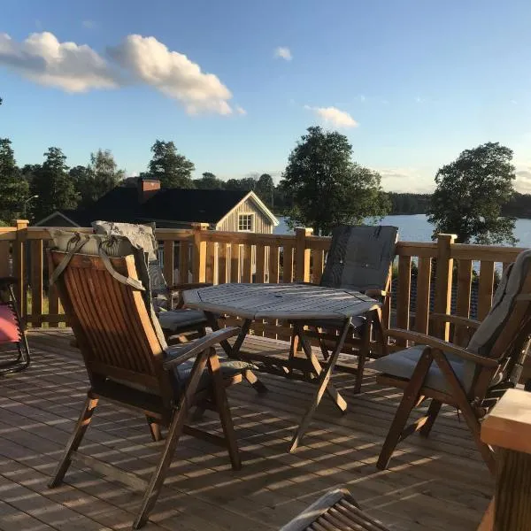 Välutrustad stuga med vacker sjöutsikt, hotel v destinaci Urshult