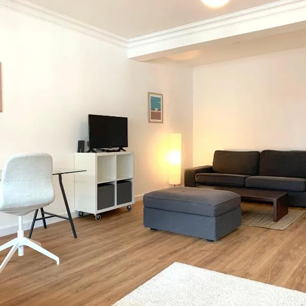 Sehr schöne Wohnung in Köln-Brück mit eigenem Parkplatz, hotel i Köln