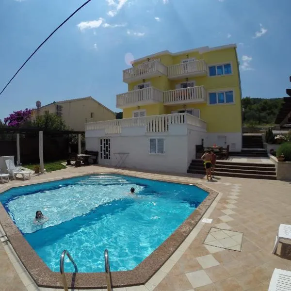 Apartments Romana, hotel Slatinében