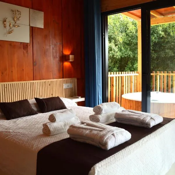 Cabañas Compostela - Cabaña Pedroso con bañera de hidromasaje, Hotel in Santiago de Compostela