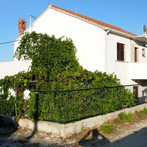 Apartments with parking space Postira, Brac - 2919, ξενοδοχείο σε Postira