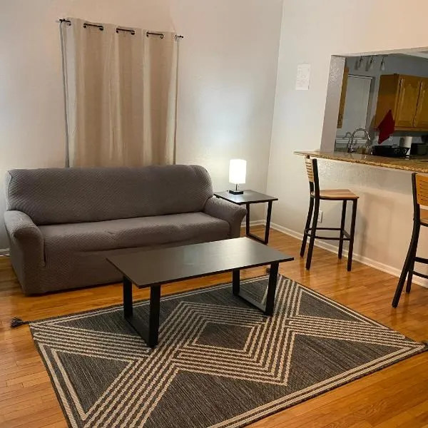 Cozy house with large free parking on premises, hôtel à Springfield