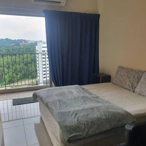 Lovely studio condo with balcony & pool @ Suria Jelutong, hotel v destinaci Shah Alam