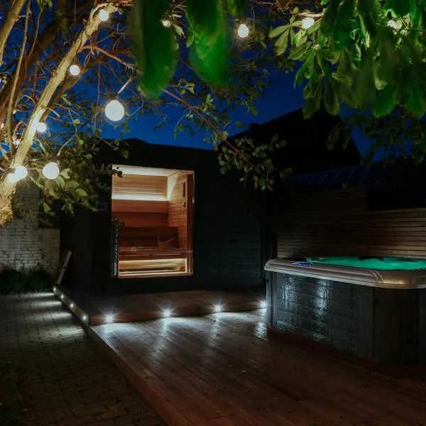 Wunderschöne FeWo direkt am Meer mit Whirlpool & Sauna, hotel in Nordstrand