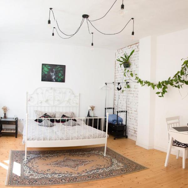White Lodge - central beach apartment