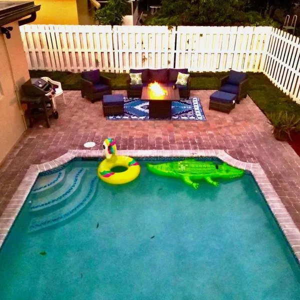 Home in West Palm Beach with Heated Pool, ξενοδοχείο σε West Palm Beach