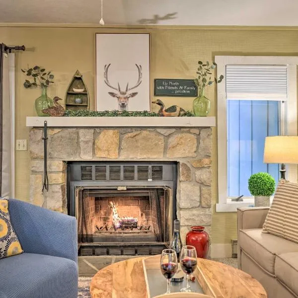 Cozy Poconos Townhome with Fireplace Near Jack Frost, hotel em Lake Harmony