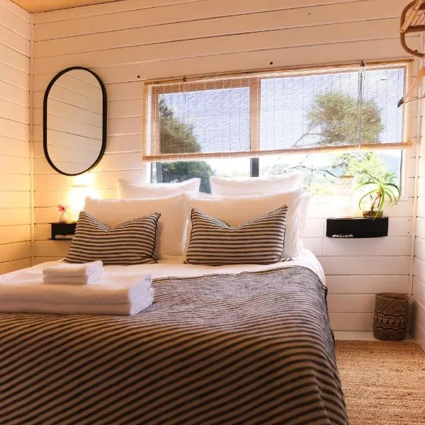 Boho Hill Apartment - Great Barrier Island Escape, hotel v destinaci Port Fitzroy